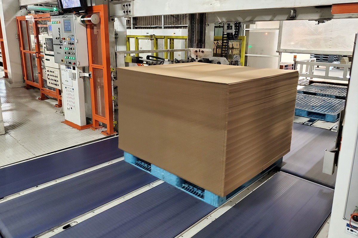 パレットに積み上げられた段ボールシート