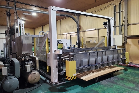 サンパック株式会社　段ボール加工機