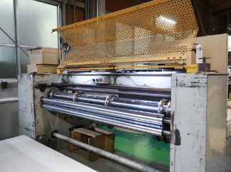 サンパック株式会社　設備案内　段ボール加工機